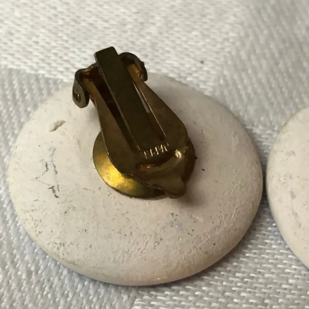 1950’s ceramic tiny art clip earring.